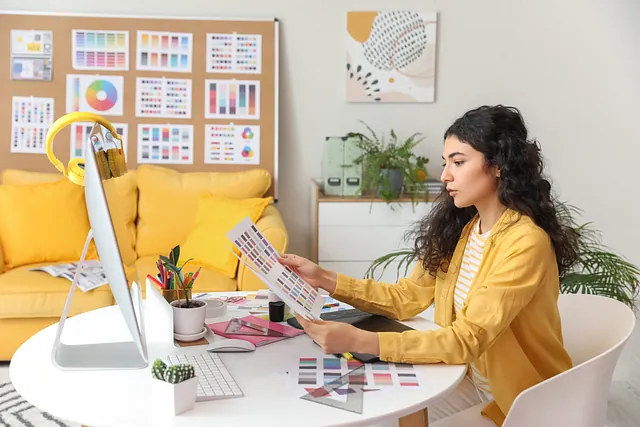 diseñadora grafica ante ordenador