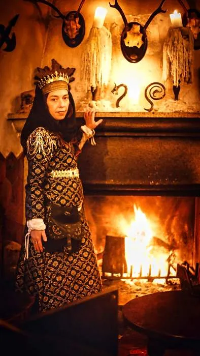 Reina Oscura del evento de temática medieval